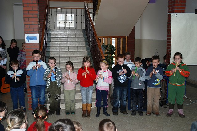 27. Mali Turyści z SP 19 w Elblągu podczas występu w konkursie piosenki.jpg